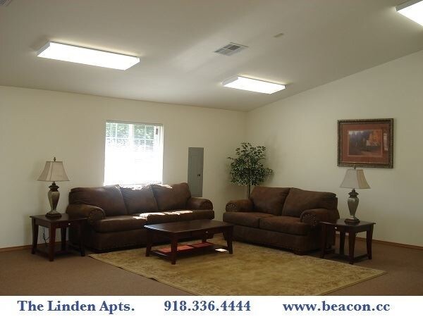 Building Photo - 812 E 8th St