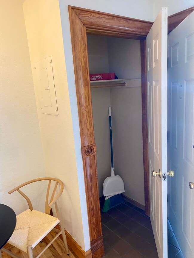 Building Photo - Sunny, Cozy 1 Bedroom Condo - Available for Move-in Now!