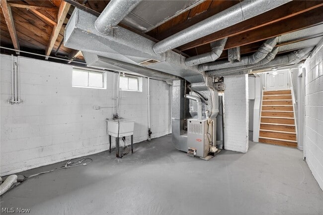 Building Photo - 303 S Green Rd