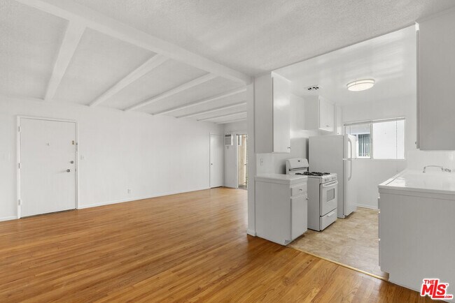 Building Photo - 923 N San Vicente Blvd