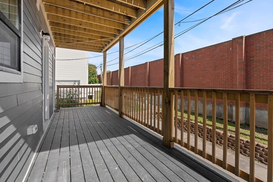 Building Photo - 79 Sydney St