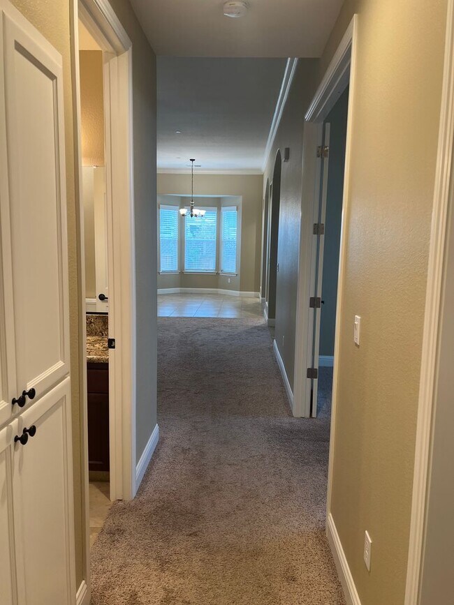 Building Photo - Beautiful Family Home