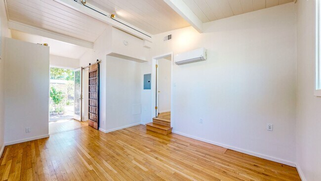 Building Photo - Beautiful 2 Bedroom 2 Bathroom Single Fami...