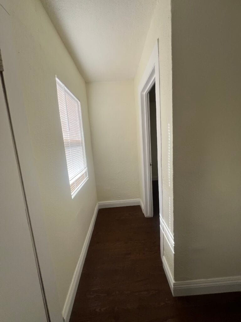 Building Photo - 413 W Van Buren Ave