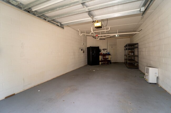 Building Photo - Belle Haven 2-Bedroom Condo with Pond View and Garage