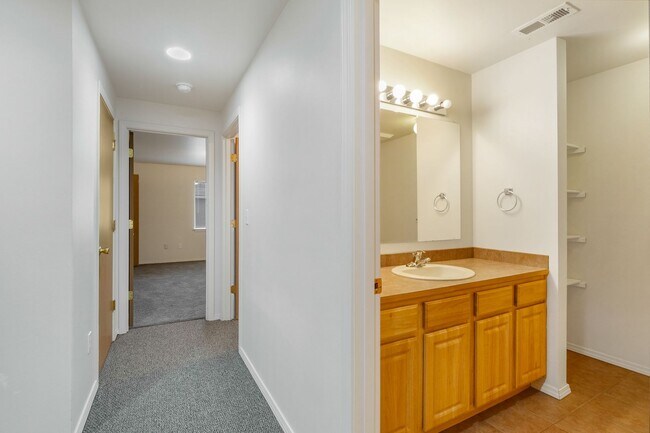 Building Photo - 1709 W Fern Dr