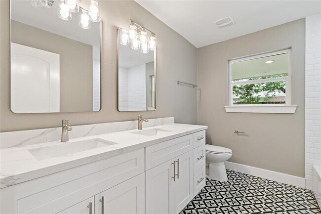 Building Photo - 214 Whispering Oaks Dr