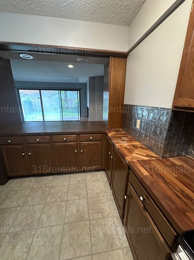 Building Photo - $1495 - 2 bed 1.5 bath - Duplex located in Riverside