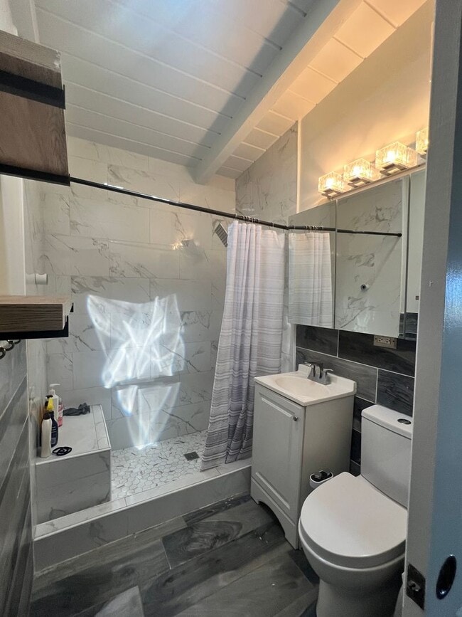 Building Photo - Scenic Island Living with Unmatched Conven...