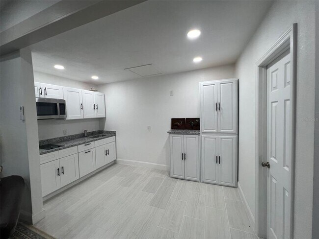 Building Photo - 6441 Willow Wood Ln