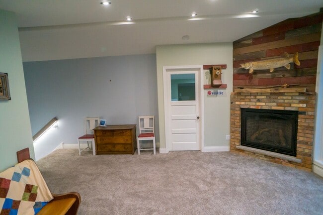 Building Photo - FULLY FURNISHED LAKE HOME