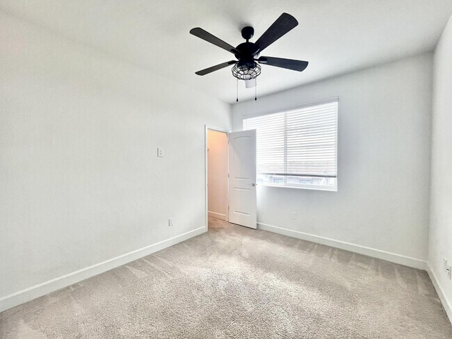 Building Photo - 377 Traverse Dr S