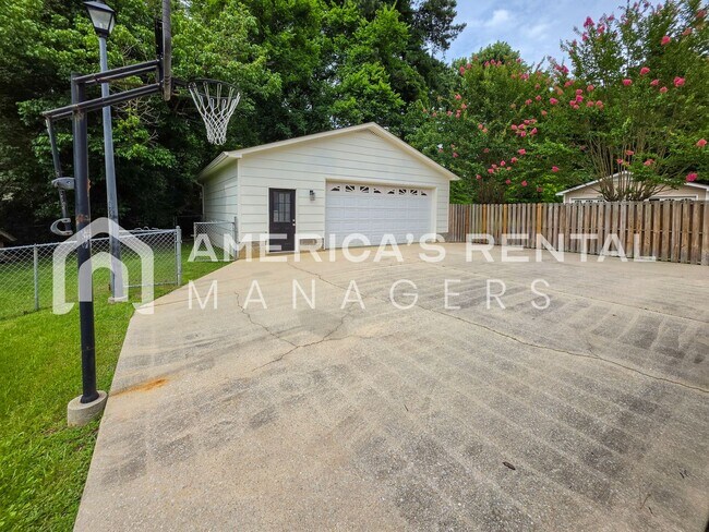 Building Photo - Newly Renovated and Ready for Move In!