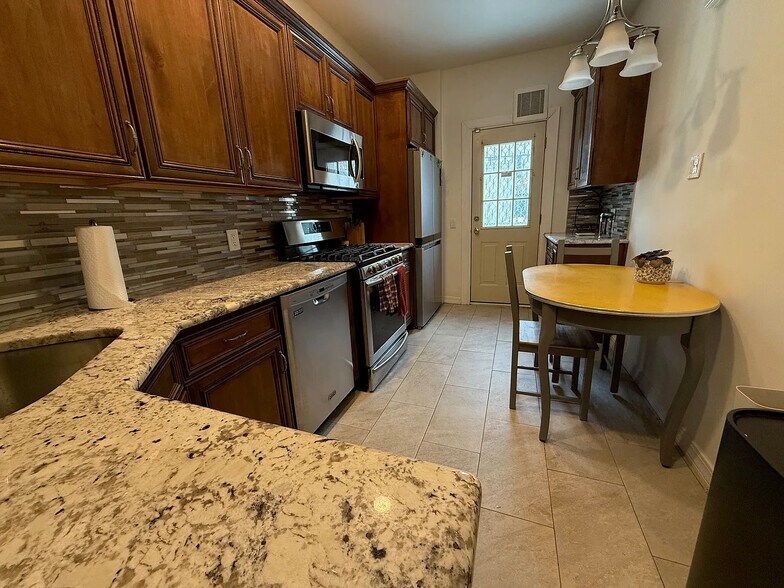 Building Photo - 6408 Palmetto St