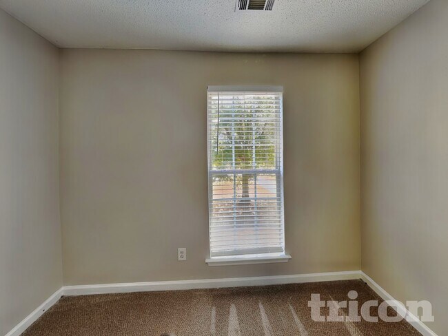 Building Photo - 10587 Village Trail