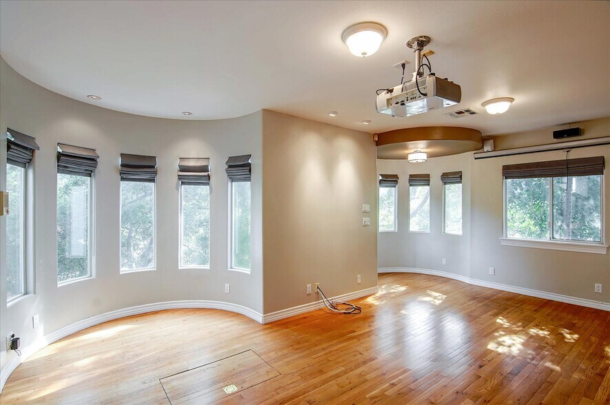 Building Photo - 8527 Wonderland Ave