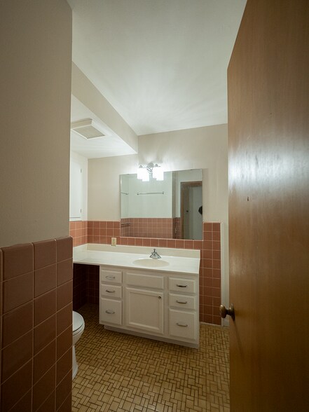 Bathroom - 513 N Midvale Blvd