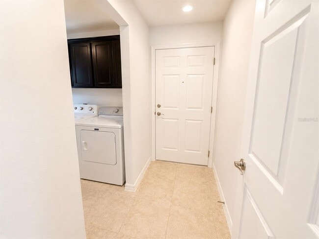 Building Photo - 3942 Zenith Lp