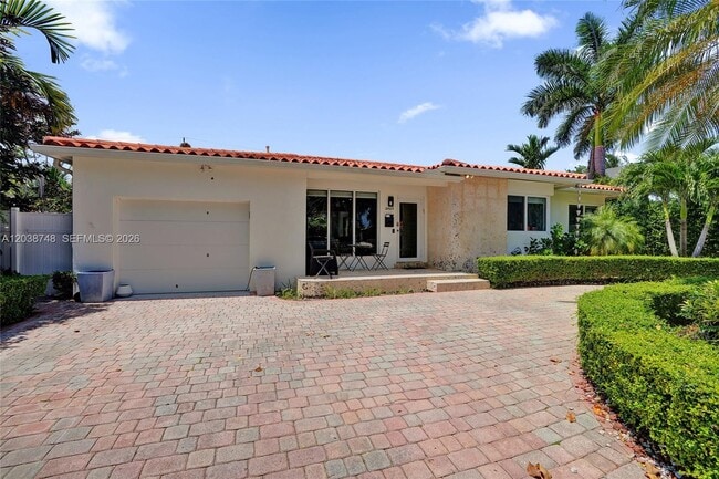 Building Photo - 2025 Alamanda Dr