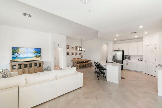 Building Photo - Stylish Corner Coach Home in Prime Fort My...