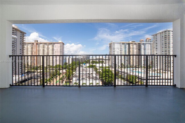 Building Photo - 17150 N Bay Rd