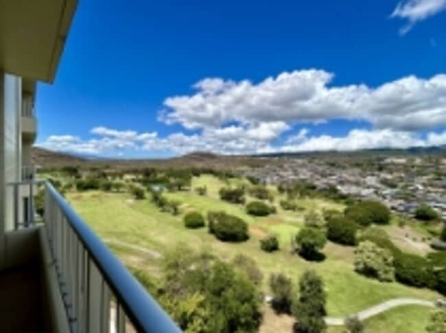 Building Photo - Beautiful golf course views from this Salt Lake - Moanalua condo!