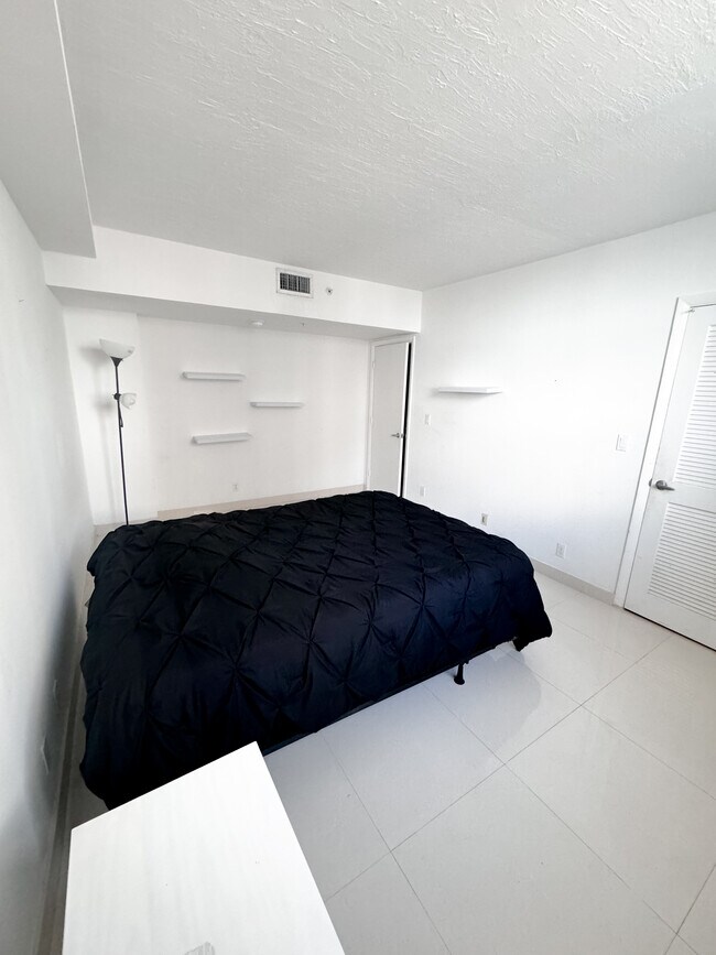 Building Photo - 3001 S Ocean Dr