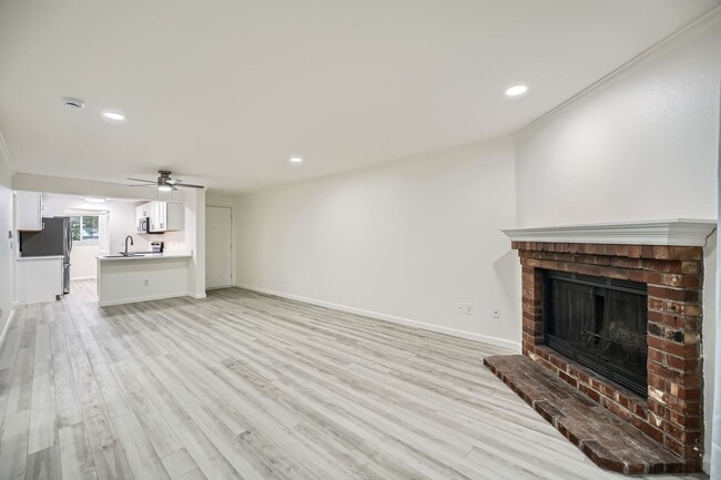 Building Photo - Beautiful 2Bed/1.75Bath in an Exclusive Co...