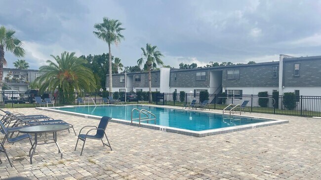 Building Photo - 1000 S Semoran Blvd