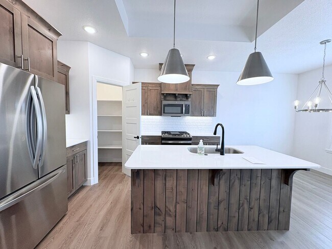 Building Photo - FREE: WiFi, Lawn care and Water softener!!