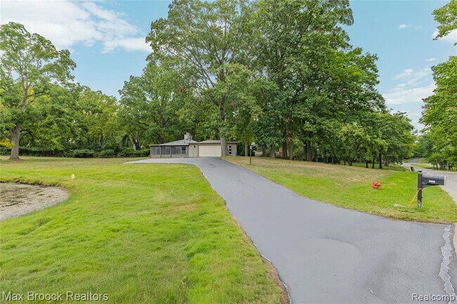 Building Photo - 3988 Lakeland Ln