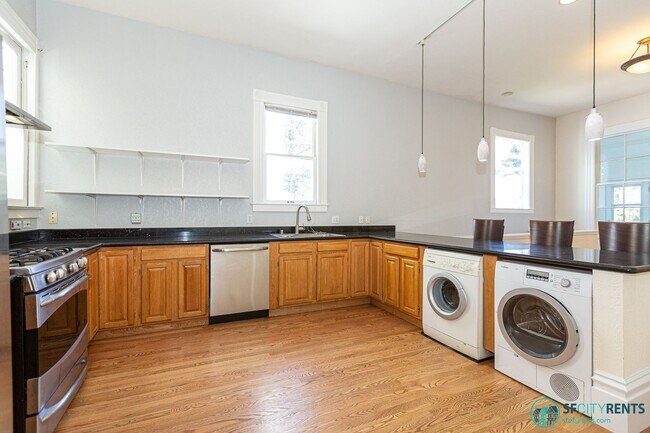 Building Photo - Noe Valley: House-like Apartment w/ 2 Bonus Rooms, Open Floor Plan & W/D in-unit