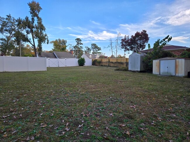 Building Photo - 4580 Hickory Dr