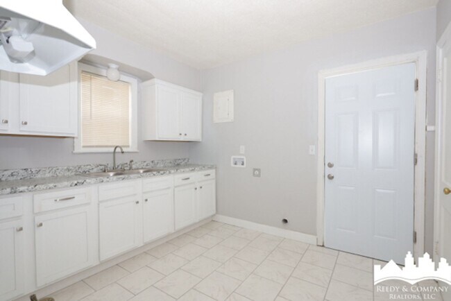 Building Photo - 2370 Larose Ave