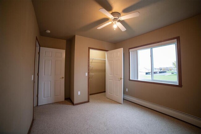 Building Photo - 830 E Elm Dr