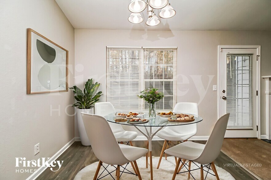 Building Photo - 355 Lakeside Point