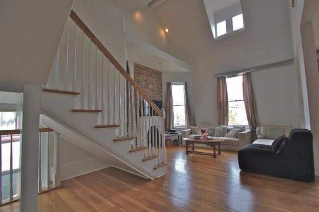 Primary Photo - 275 S Limestone