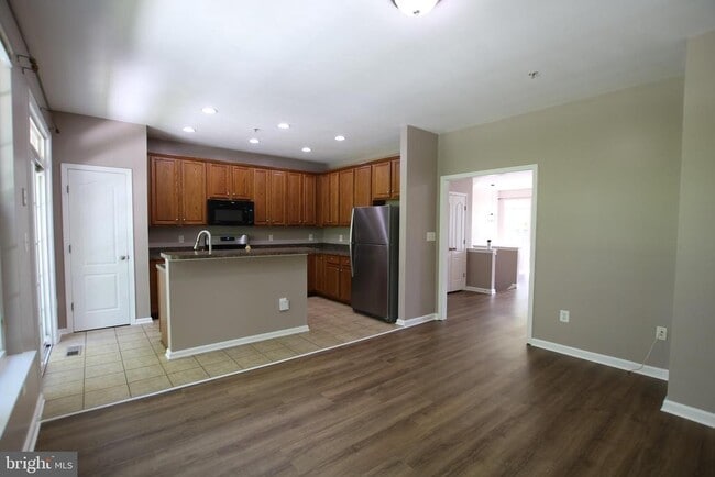 Building Photo - 622 Tailgate Terrace