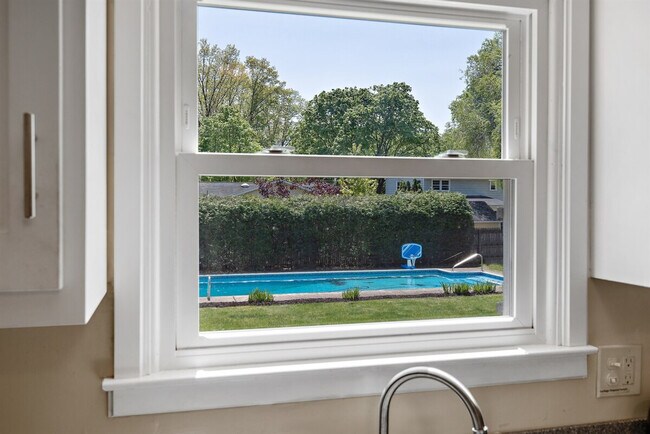 Building Photo - 10 James Dr