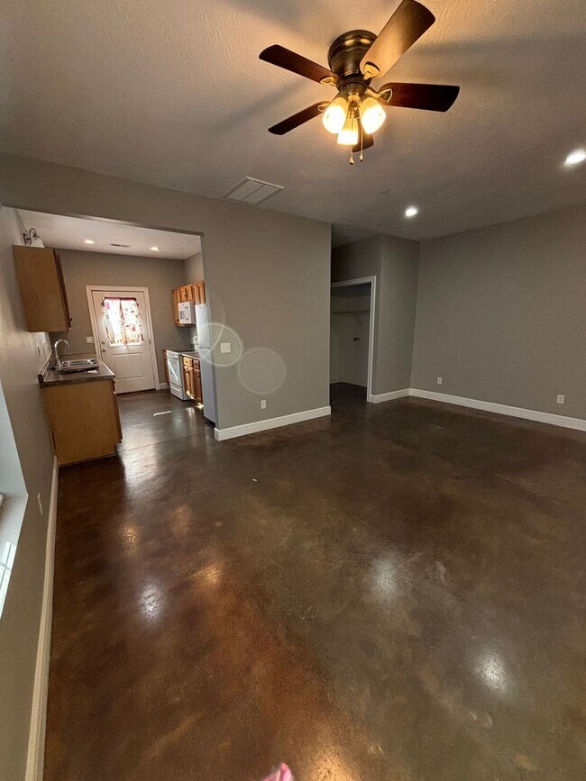 Building Photo - 1316 E Blaine St