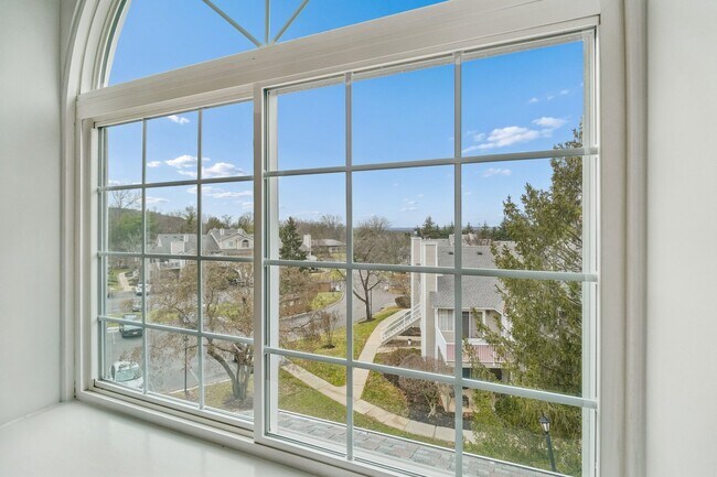 Building Photo - 6 Ray Ct