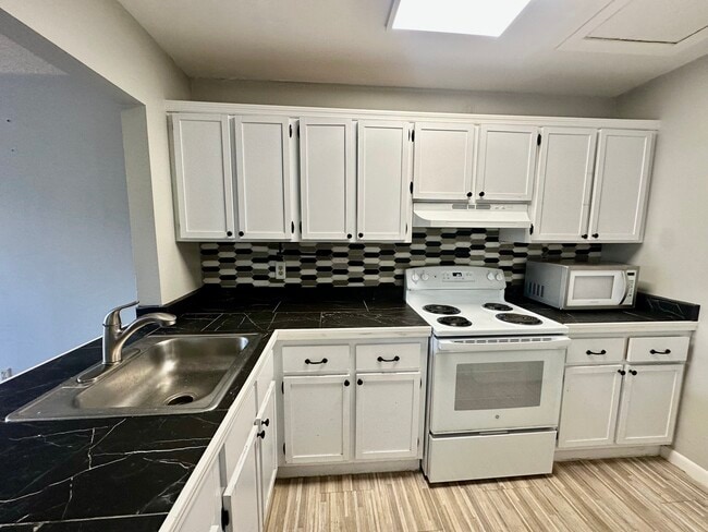 Building Photo - 2570 W 67th Pl