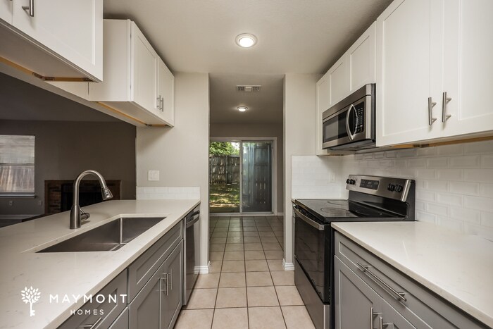 Building Photo - 2114 High Bluff Dr