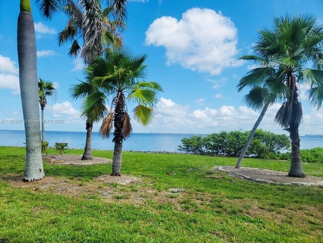 Building Photo - 1500 Park Beach Cir