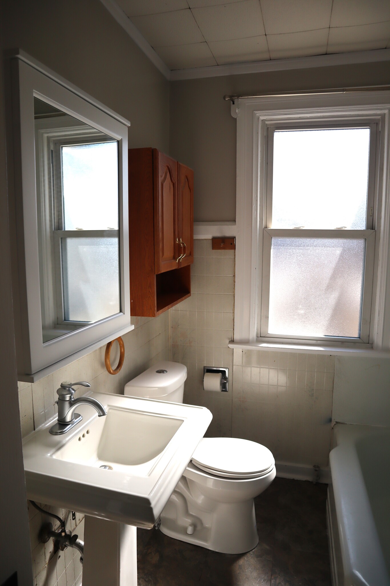 Second floor full bathroom with bathtub/shower - 715 Clinton Pl