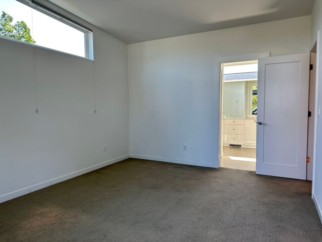 Building Photo - Stunning Central District Townhome