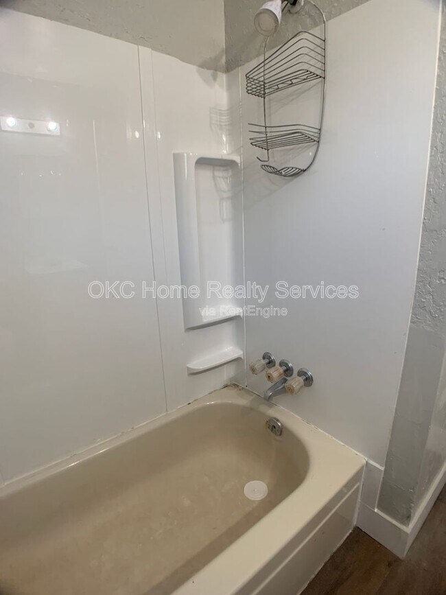 Building Photo - 3117 N Lindsay Ave