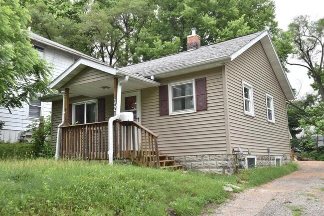 Building Photo - 320 30th St Dr SE