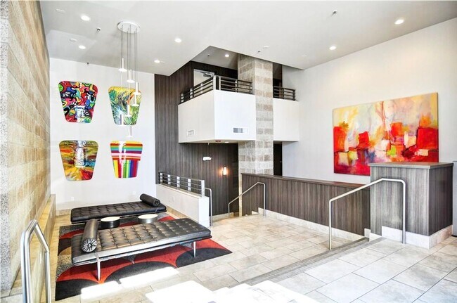 Building Photo - Sun Soaked Penthouse in Dallas