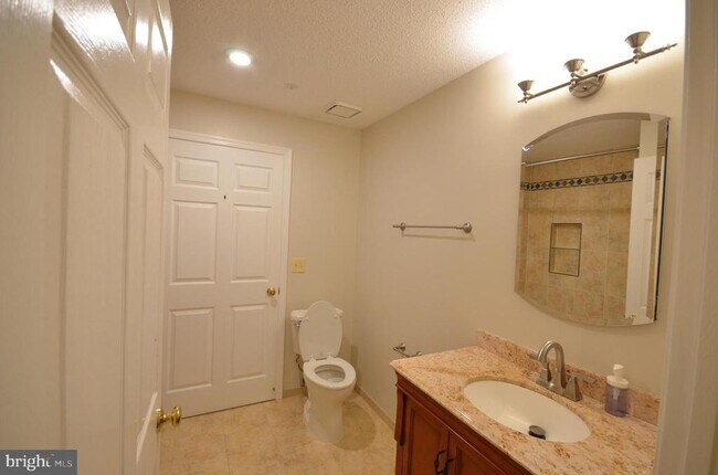 Building Photo - 10009 Vanderbilt Cir